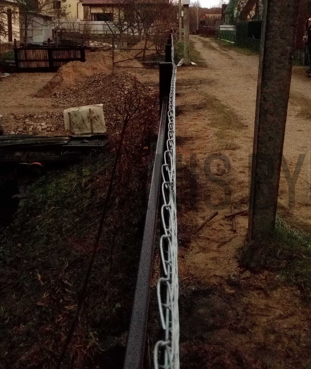 Забор из сетки рабица высотой 1.8 метра усиленный трубой 20х20 по всей .
